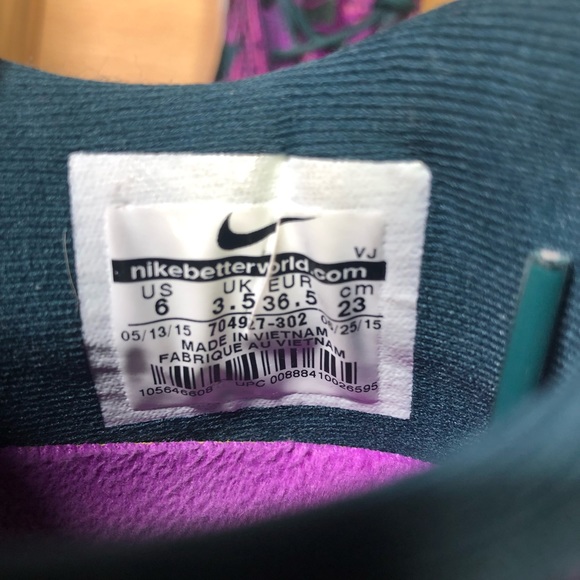 *SOLD!* Nike Roshe One Flyknit Running Shoes - Picture 6 of 8